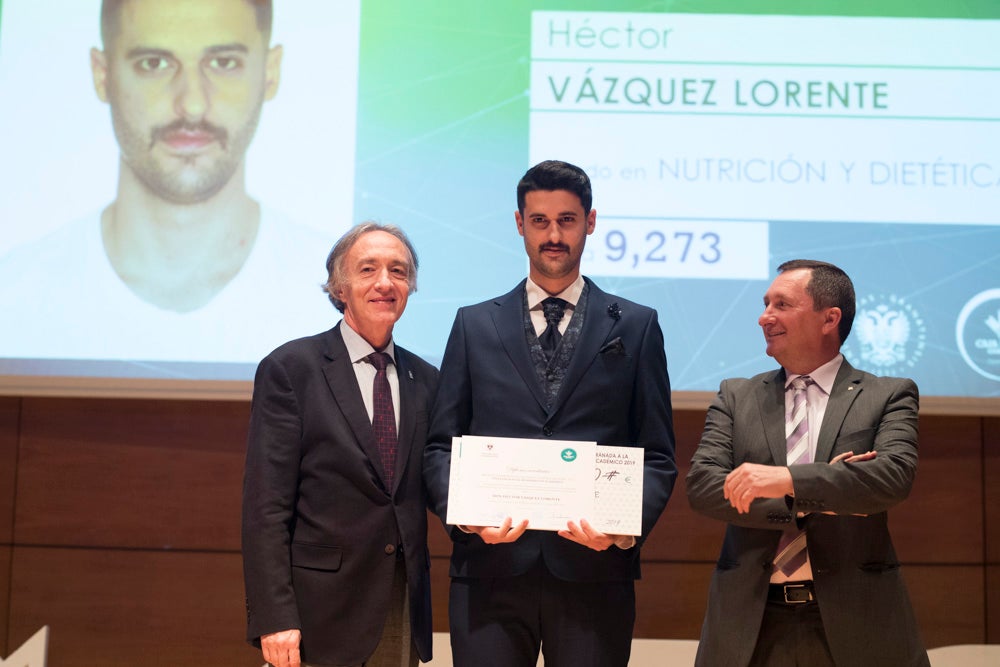 La sede central de la caja de ahorros fue el escenario de la entrega de los premios a la excelencia académica en un emotivo acto presentado por la periodista Encarna Ximénez de Cisneros.