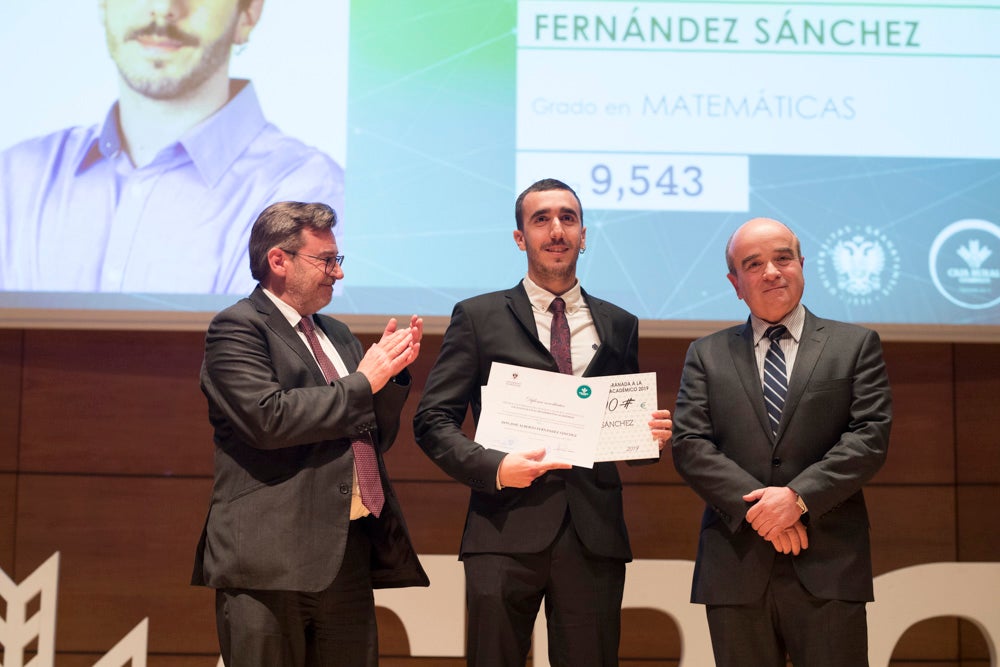 La sede central de la caja de ahorros fue el escenario de la entrega de los premios a la excelencia académica en un emotivo acto presentado por la periodista Encarna Ximénez de Cisneros.