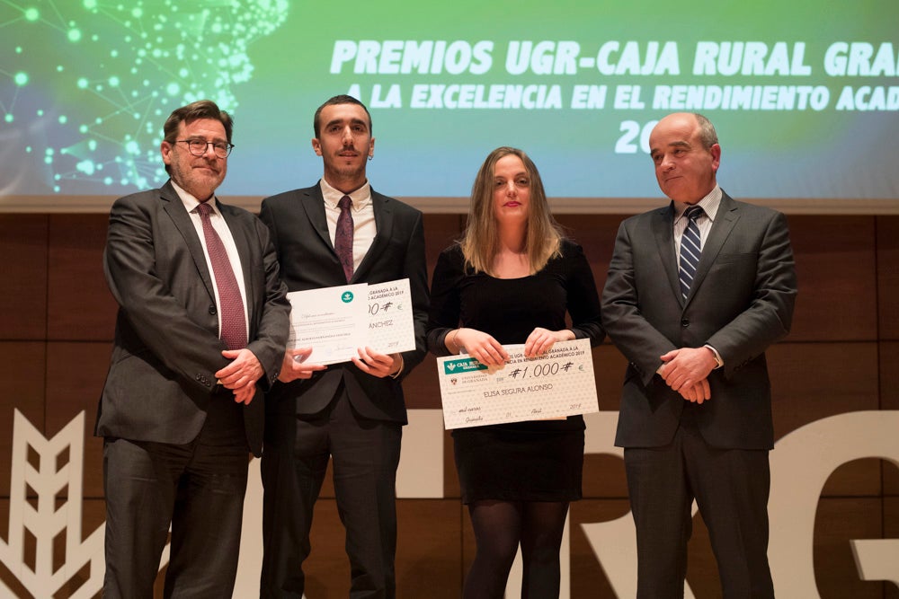 La sede central de la caja de ahorros fue el escenario de la entrega de los premios a la excelencia académica en un emotivo acto presentado por la periodista Encarna Ximénez de Cisneros.