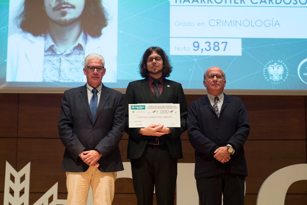 La sede central de la caja de ahorros fue el escenario de la entrega de los premios a la excelencia académica en un emotivo acto presentado por la periodista Encarna Ximénez de Cisneros.