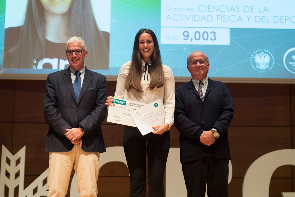 La sede central de la caja de ahorros fue el escenario de la entrega de los premios a la excelencia académica en un emotivo acto presentado por la periodista Encarna Ximénez de Cisneros.