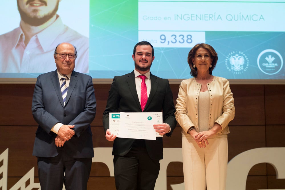 La sede central de la caja de ahorros fue el escenario de la entrega de los premios a la excelencia académica en un emotivo acto presentado por la periodista Encarna Ximénez de Cisneros.