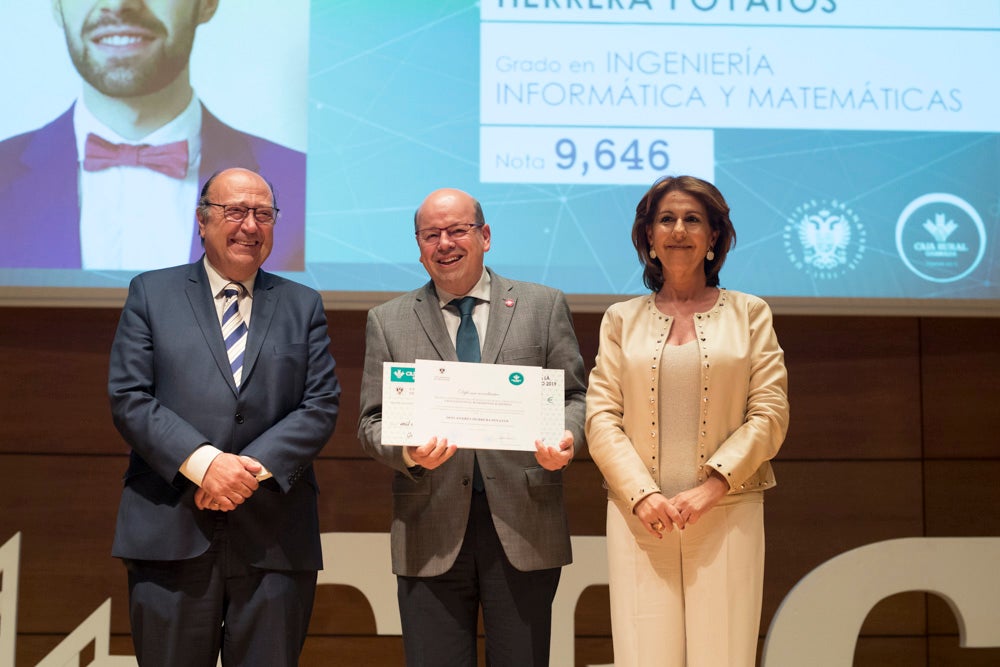 La sede central de la caja de ahorros fue el escenario de la entrega de los premios a la excelencia académica en un emotivo acto presentado por la periodista Encarna Ximénez de Cisneros.