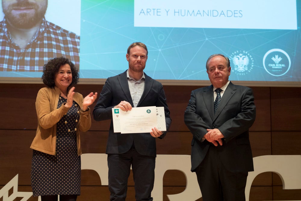 La sede central de la caja de ahorros fue el escenario de la entrega de los premios a la excelencia académica en un emotivo acto presentado por la periodista Encarna Ximénez de Cisneros.