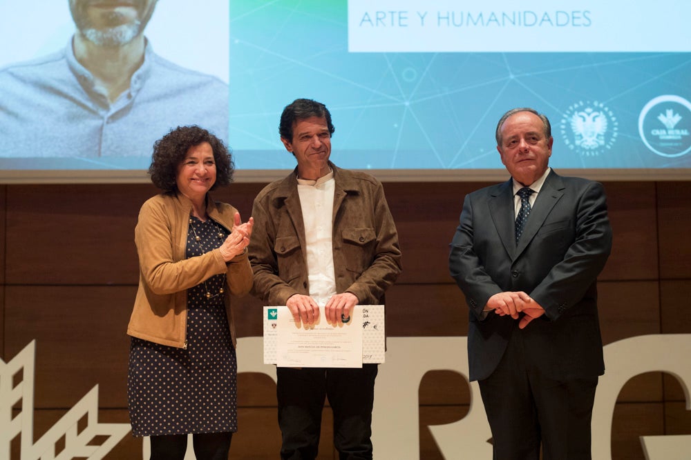 La sede central de la caja de ahorros fue el escenario de la entrega de los premios a la excelencia académica en un emotivo acto presentado por la periodista Encarna Ximénez de Cisneros.