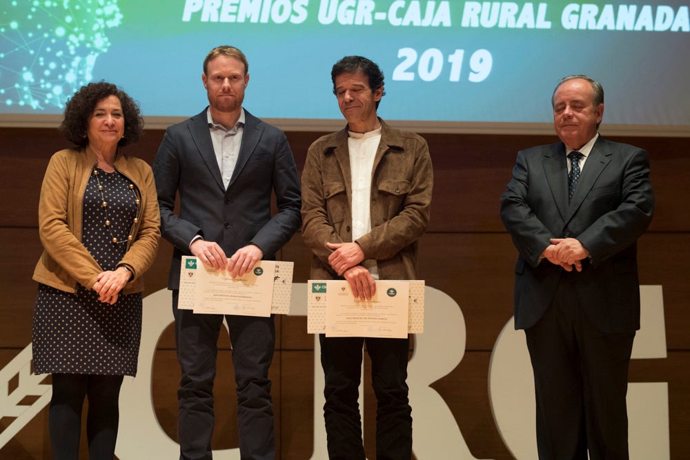 La sede central de la caja de ahorros fue el escenario de la entrega de los premios a la excelencia académica en un emotivo acto presentado por la periodista Encarna Ximénez de Cisneros.