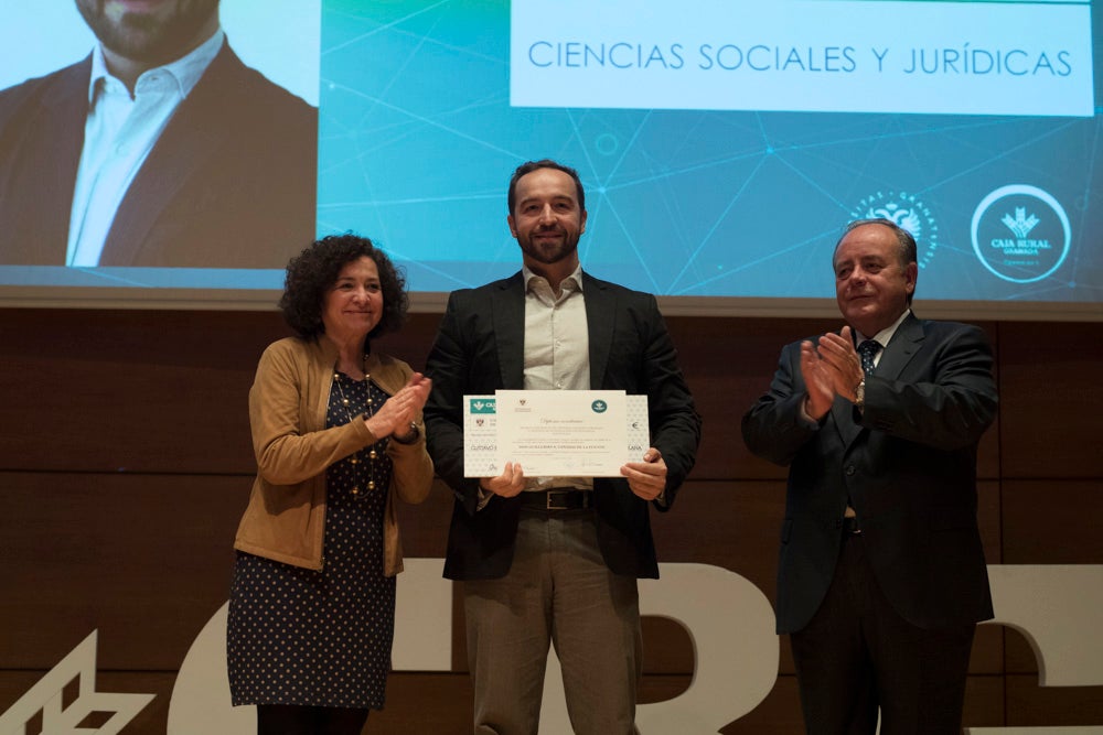 La sede central de la caja de ahorros fue el escenario de la entrega de los premios a la excelencia académica en un emotivo acto presentado por la periodista Encarna Ximénez de Cisneros.