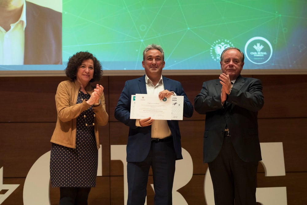 La sede central de la caja de ahorros fue el escenario de la entrega de los premios a la excelencia académica en un emotivo acto presentado por la periodista Encarna Ximénez de Cisneros.