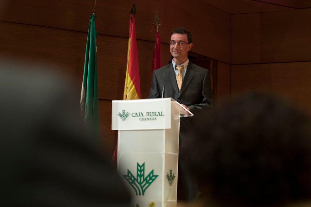 La sede central de la caja de ahorros fue el escenario de la entrega de los premios a la excelencia académica en un emotivo acto presentado por la periodista Encarna Ximénez de Cisneros.