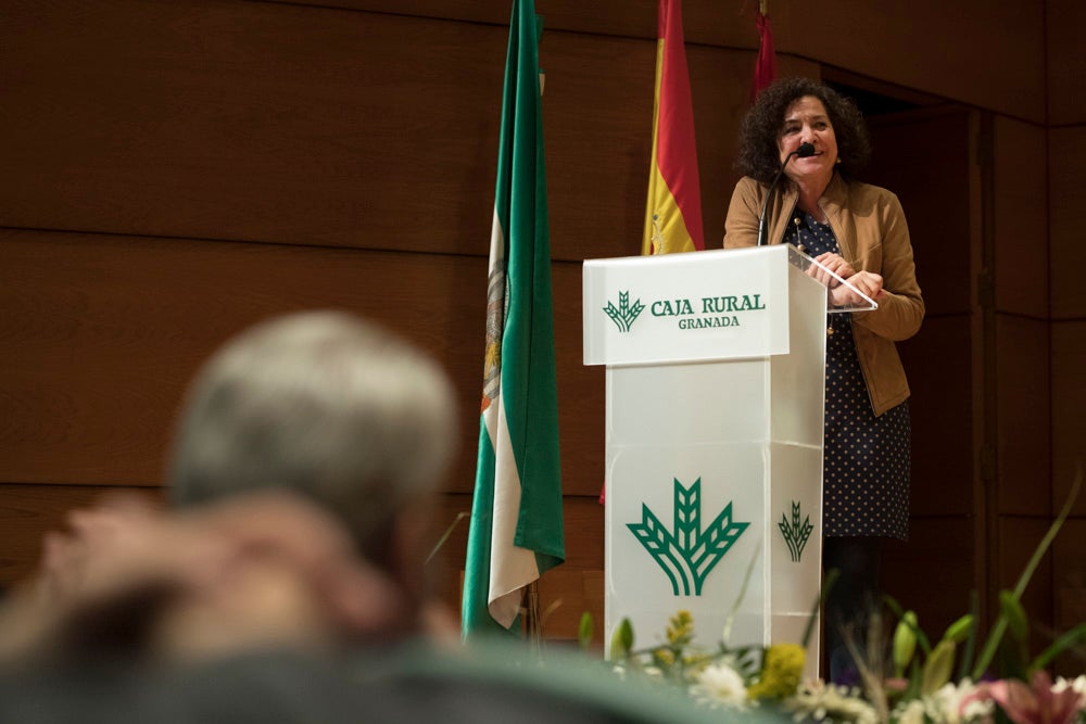 La sede central de la caja de ahorros fue el escenario de la entrega de los premios a la excelencia académica en un emotivo acto presentado por la periodista Encarna Ximénez de Cisneros.