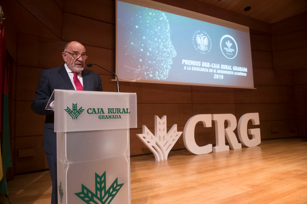 La sede central de la caja de ahorros fue el escenario de la entrega de los premios a la excelencia académica en un emotivo acto presentado por la periodista Encarna Ximénez de Cisneros.