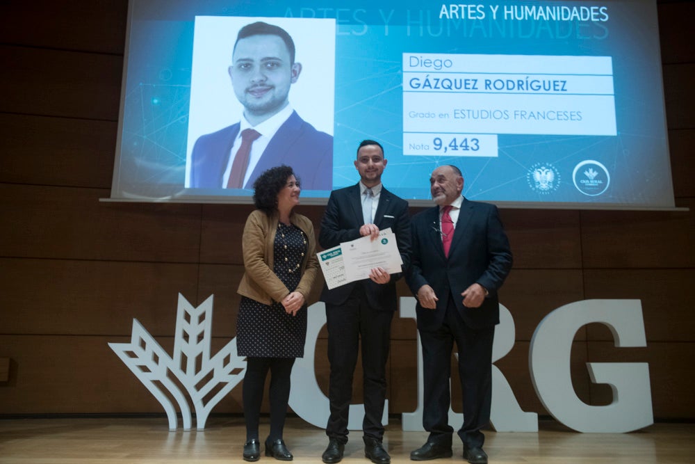 La sede central de la caja de ahorros fue el escenario de la entrega de los premios a la excelencia académica en un emotivo acto presentado por la periodista Encarna Ximénez de Cisneros.