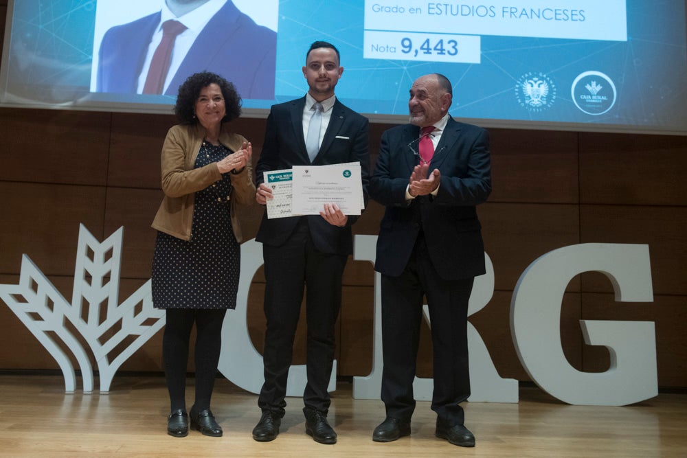 La sede central de la caja de ahorros fue el escenario de la entrega de los premios a la excelencia académica en un emotivo acto presentado por la periodista Encarna Ximénez de Cisneros.