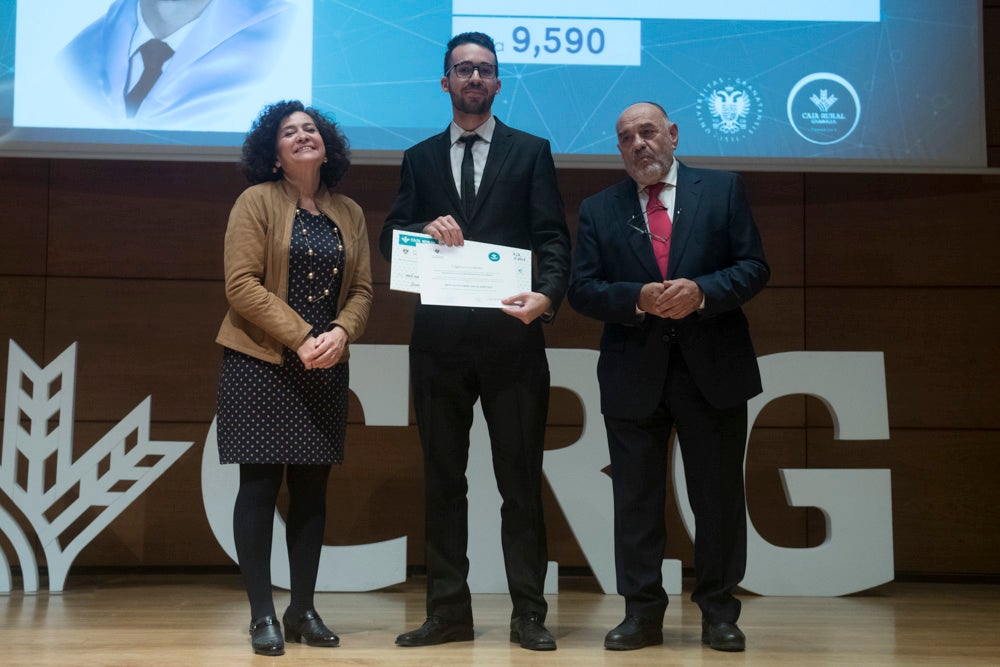 La sede central de la caja de ahorros fue el escenario de la entrega de los premios a la excelencia académica en un emotivo acto presentado por la periodista Encarna Ximénez de Cisneros.