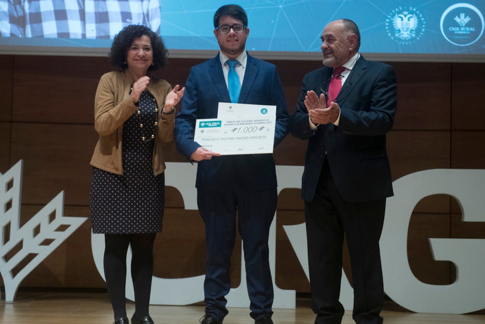 La sede central de la caja de ahorros fue el escenario de la entrega de los premios a la excelencia académica en un emotivo acto presentado por la periodista Encarna Ximénez de Cisneros.