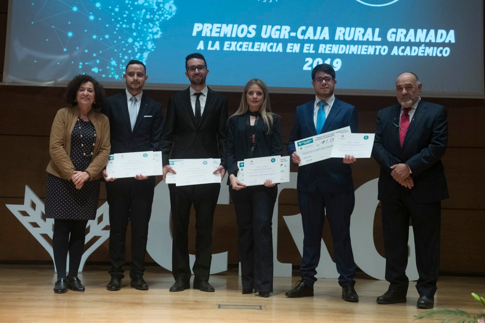 La sede central de la caja de ahorros fue el escenario de la entrega de los premios a la excelencia académica en un emotivo acto presentado por la periodista Encarna Ximénez de Cisneros.