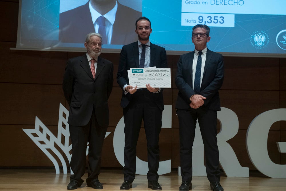 La sede central de la caja de ahorros fue el escenario de la entrega de los premios a la excelencia académica en un emotivo acto presentado por la periodista Encarna Ximénez de Cisneros.