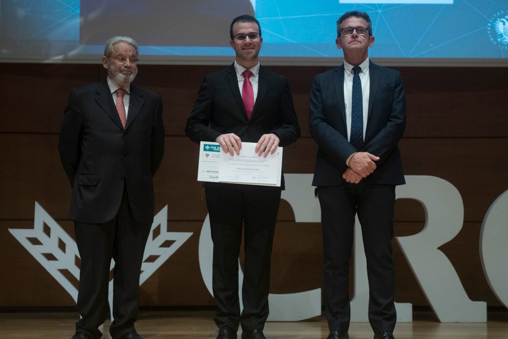 La sede central de la caja de ahorros fue el escenario de la entrega de los premios a la excelencia académica en un emotivo acto presentado por la periodista Encarna Ximénez de Cisneros.