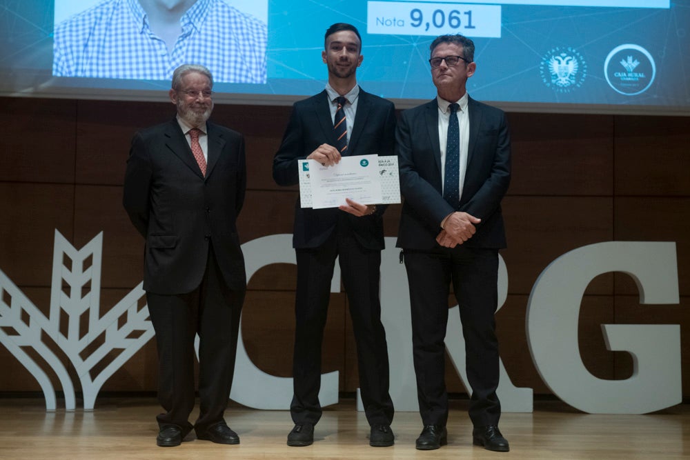 La sede central de la caja de ahorros fue el escenario de la entrega de los premios a la excelencia académica en un emotivo acto presentado por la periodista Encarna Ximénez de Cisneros.