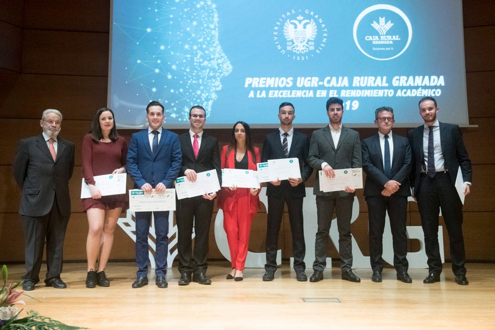 La sede central de la caja de ahorros fue el escenario de la entrega de los premios a la excelencia académica en un emotivo acto presentado por la periodista Encarna Ximénez de Cisneros.