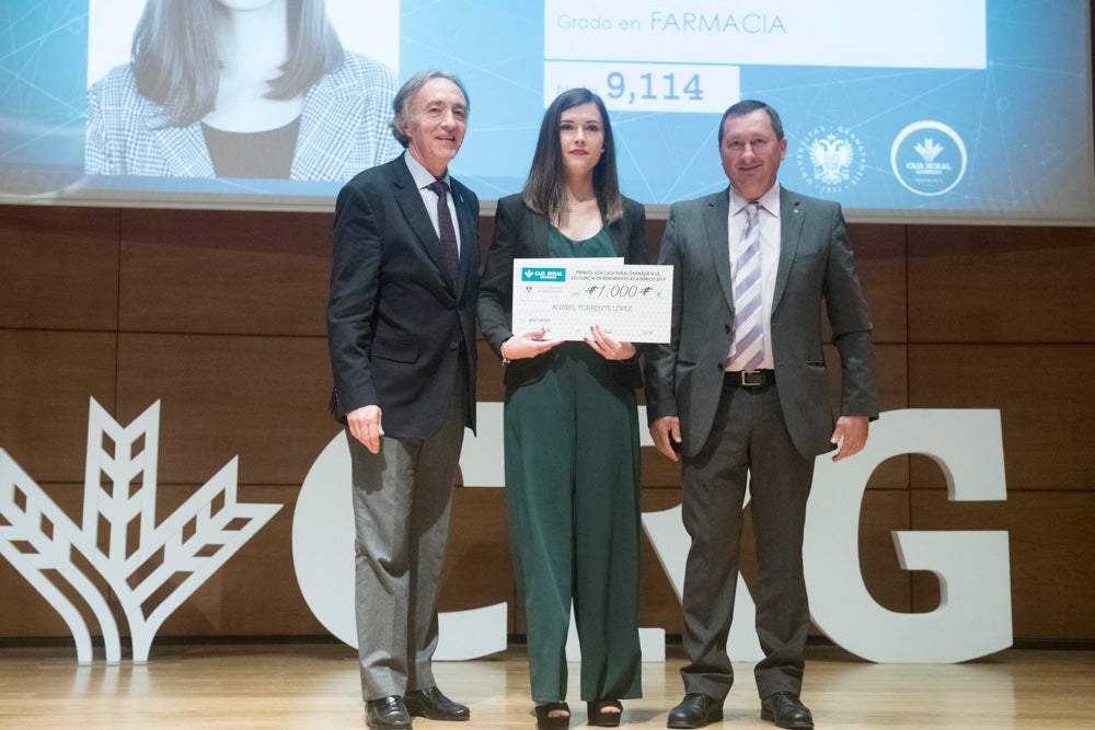 La sede central de la caja de ahorros fue el escenario de la entrega de los premios a la excelencia académica en un emotivo acto presentado por la periodista Encarna Ximénez de Cisneros.