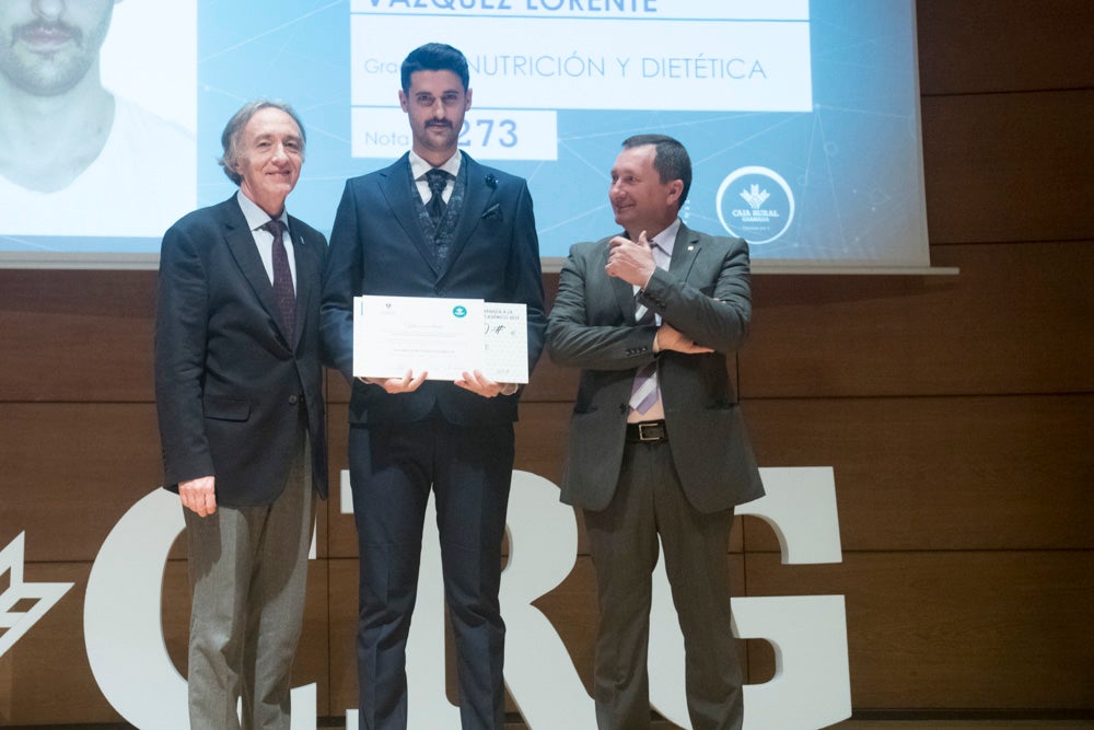 La sede central de la caja de ahorros fue el escenario de la entrega de los premios a la excelencia académica en un emotivo acto presentado por la periodista Encarna Ximénez de Cisneros.