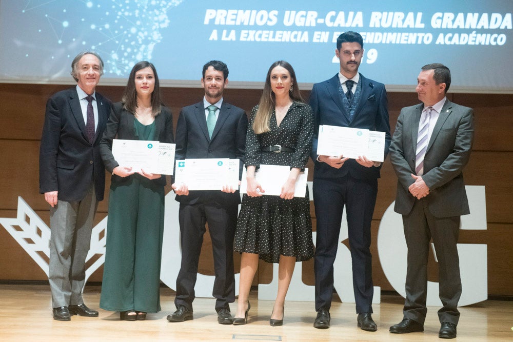 La sede central de la caja de ahorros fue el escenario de la entrega de los premios a la excelencia académica en un emotivo acto presentado por la periodista Encarna Ximénez de Cisneros.