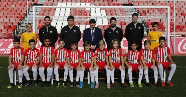 Dos Santos, tercero por la izquierda, con el equipo rojiblanco.