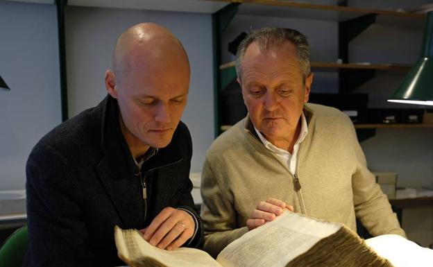 Edward Wilson-Lee y José María Pérez Fernández, con el libro. 