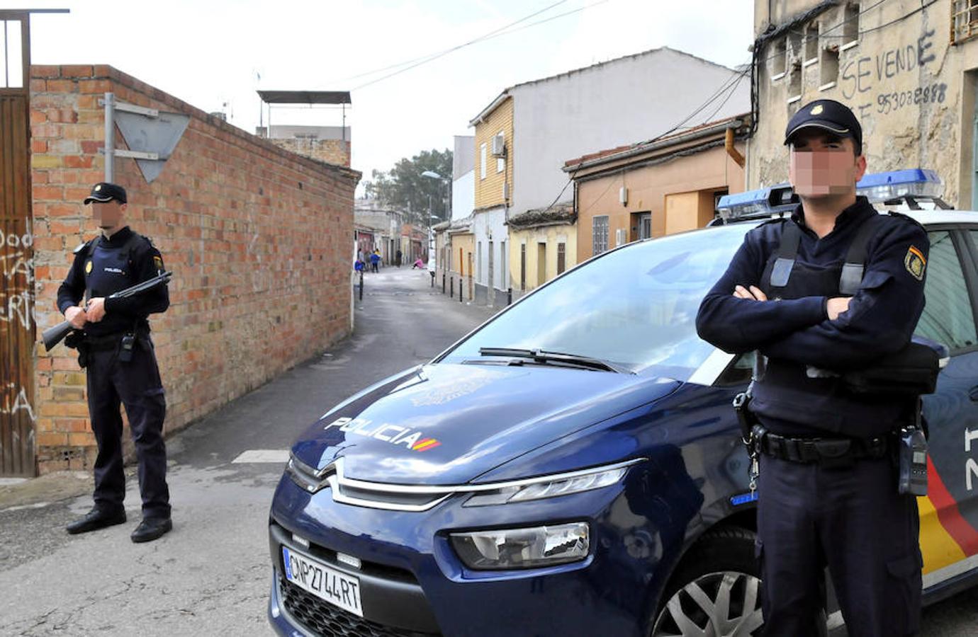 Un tiroteo en Linares acaba con impactos de bala en una vivienda y en un coche