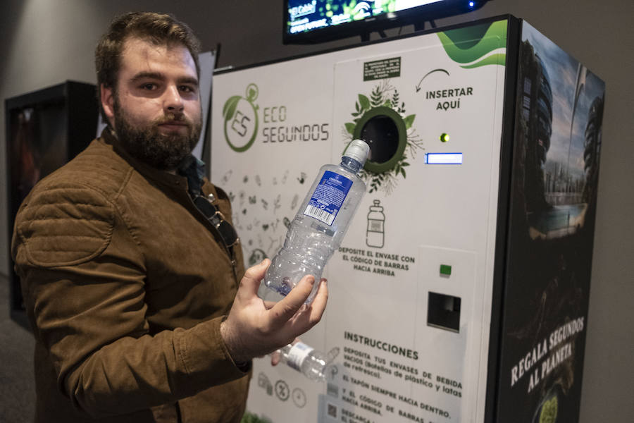 1. Seleccionamos los envases a reciclar en la máquina de 'Segundos para el planeta' situada en Kinépolis Nevada. Admite cartón, plástico, metal, acero y aluminio.