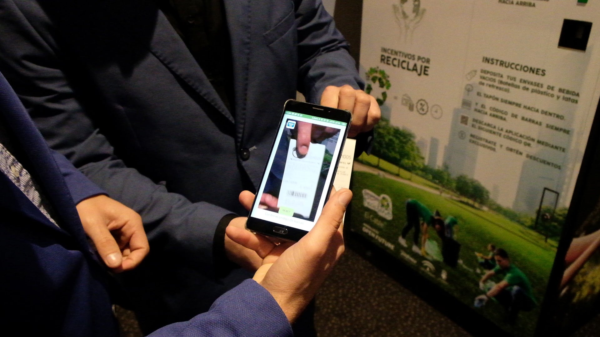 '6. Escaneamos el ticket con la aplicación de 'Ecosegundos' para obtener nuestros puntos en la aplicación.