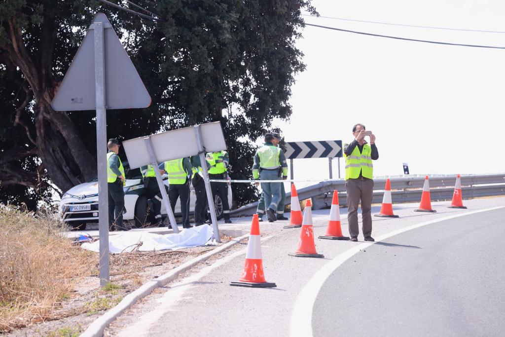 Un hombre ha perdido la vida al salirse de la vía y chocar contra una señal de tráfico