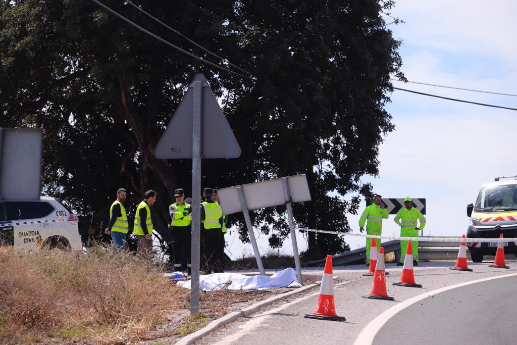 Un hombre ha perdido la vida al salirse de la vía y chocar contra una señal de tráfico