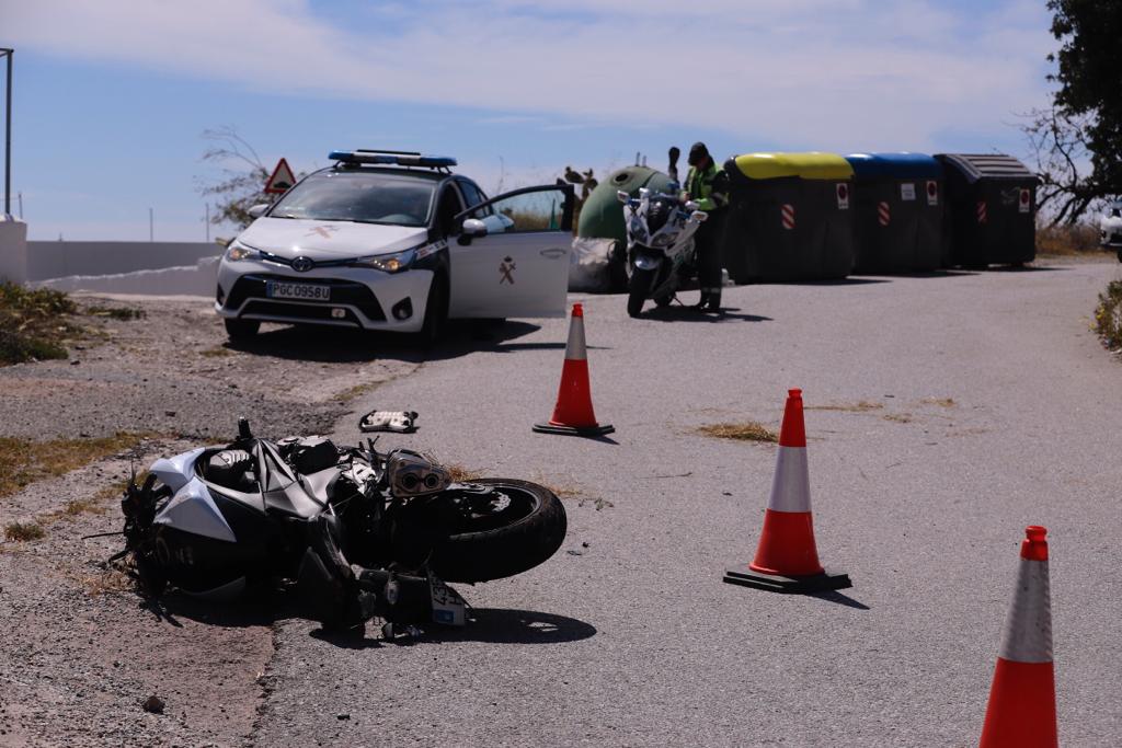 Un hombre ha perdido la vida al salirse de la vía y chocar contra una señal de tráfico