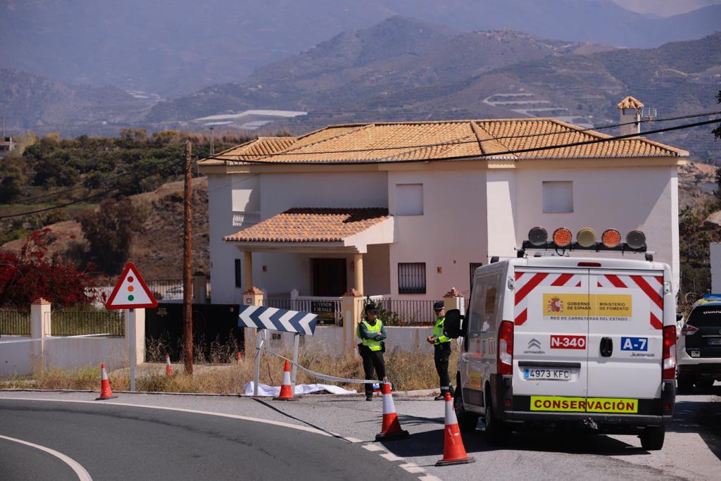 Un hombre ha perdido la vida al salirse de la vía y chocar contra una señal de tráfico