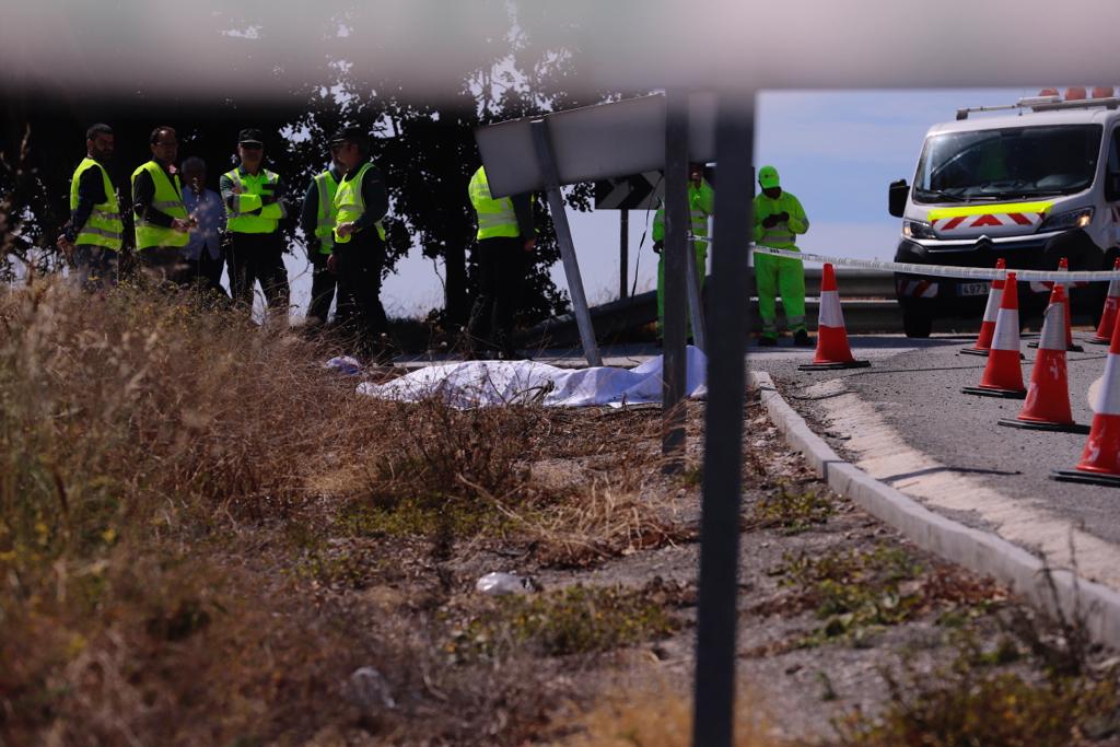 Un hombre ha perdido la vida al salirse de la vía y chocar contra una señal de tráfico