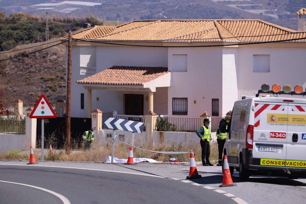 Un hombre ha perdido la vida al salirse de la vía y chocar contra una señal de tráfico