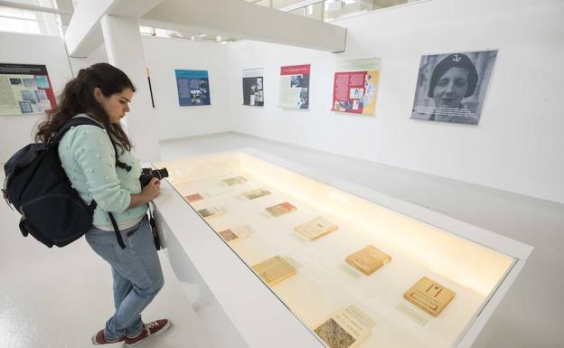 La vitrina con las obras de la autora pertenecientes a la colección de la Biblioteca de Andalucía. 