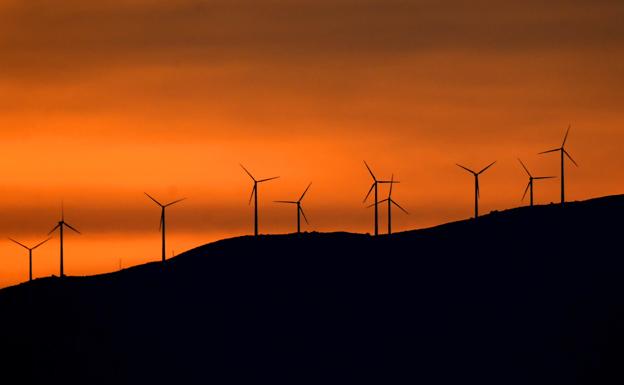 Los aerogeneradores se alzan sobre la 'cuerda' del Conjuro, visibles desde el extremo oriental de la costa granadina y principales protagonistas de las puestas de sol en Alborán. 