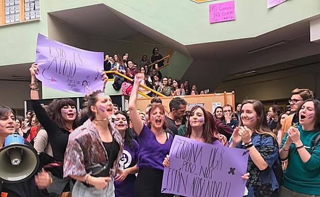 La facultad de Educación de la UGR se vuelca con las chicas que han denunciado casos de acoso por parte de un profesor