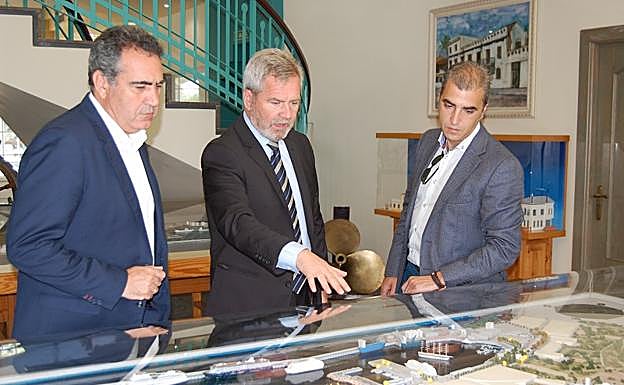 El presidente del puerto y los representantes de Comotrans. 