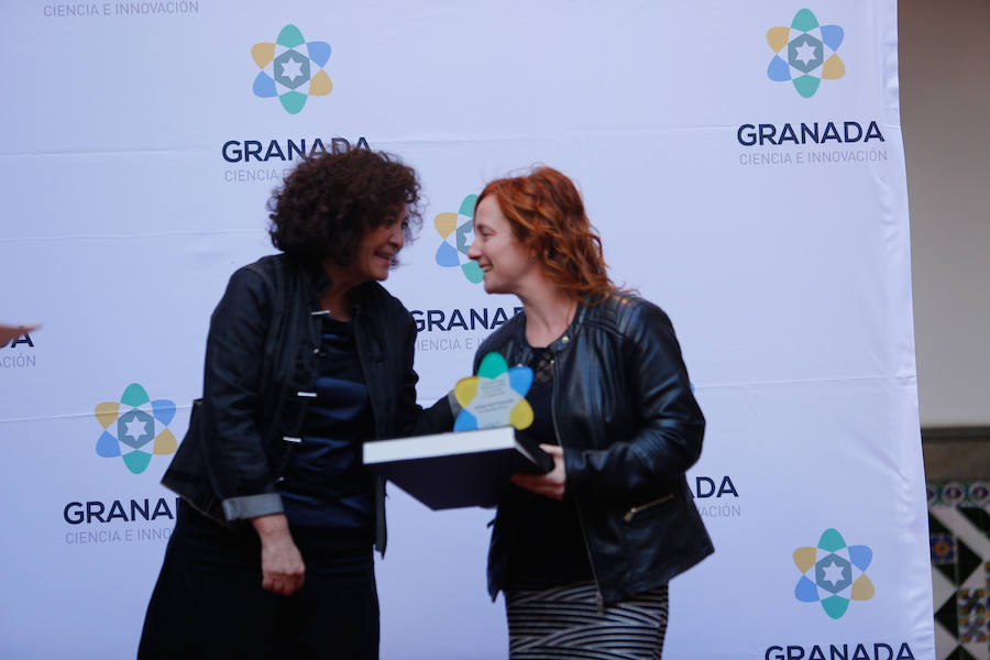 Los premios Granada, ciudad de la Ciencia y la Innovación cumplen su segunda edición con la buena noticia de que se han presentado el doble de candidaturas que en la primera. El patio del Ayuntamiento acogió la entrega, que contó con una divertida actuación