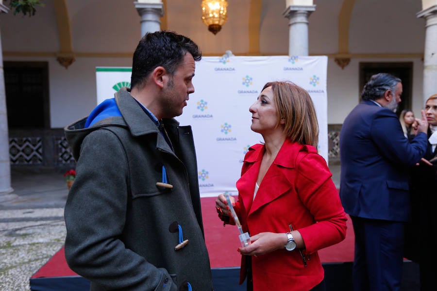 Los premios Granada, ciudad de la Ciencia y la Innovación cumplen su segunda edición con la buena noticia de que se han presentado el doble de candidaturas que en la primera. El patio del Ayuntamiento acogió la entrega, que contó con una divertida actuación