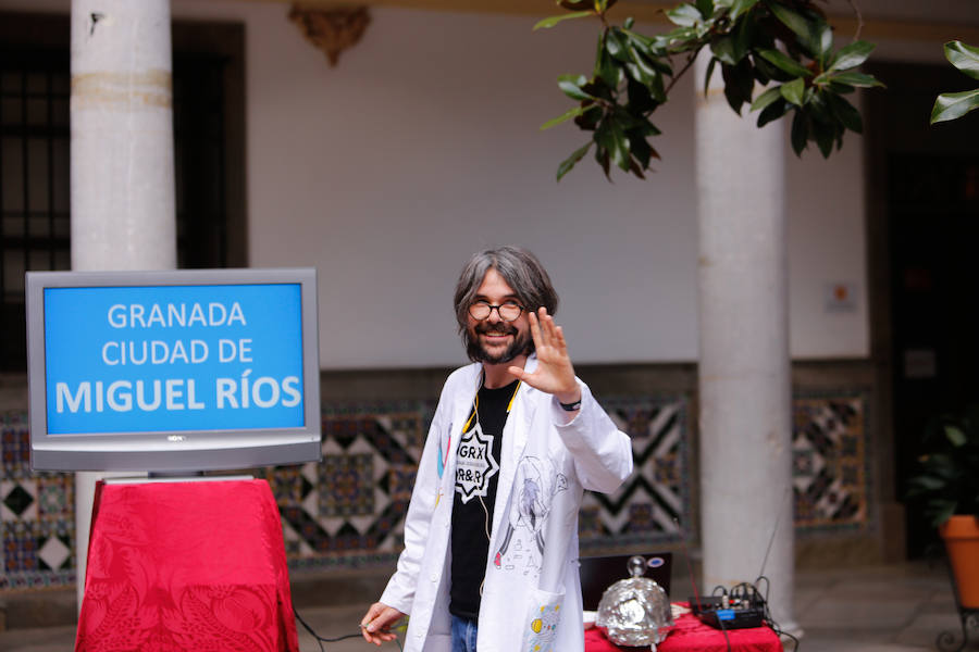 Los premios Granada, ciudad de la Ciencia y la Innovación cumplen su segunda edición con la buena noticia de que se han presentado el doble de candidaturas que en la primera. El patio del Ayuntamiento acogió la entrega, que contó con una divertida actuación