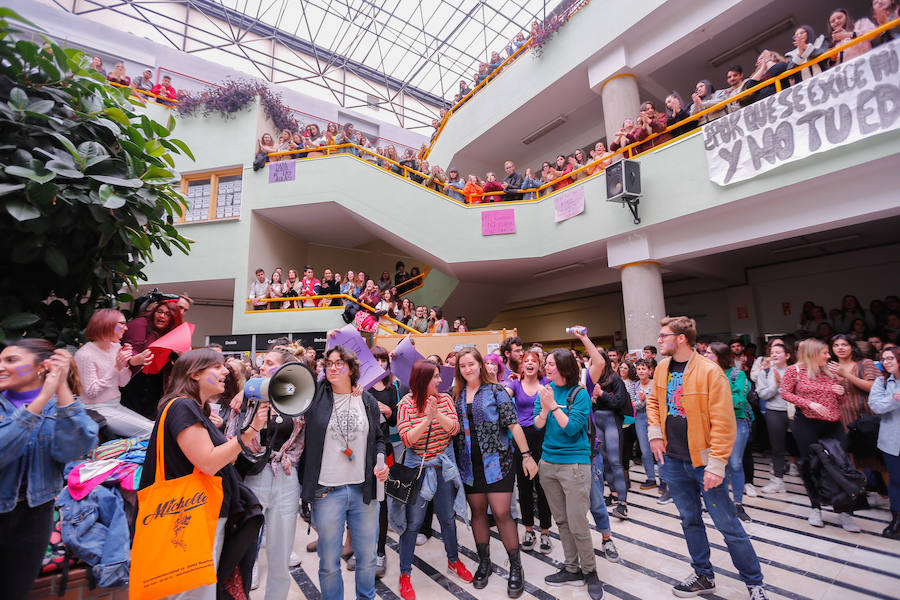 Masiva concentración en la facultad de Educación contra los presuntos casos de acoso denunciados en la facultad de Educación.