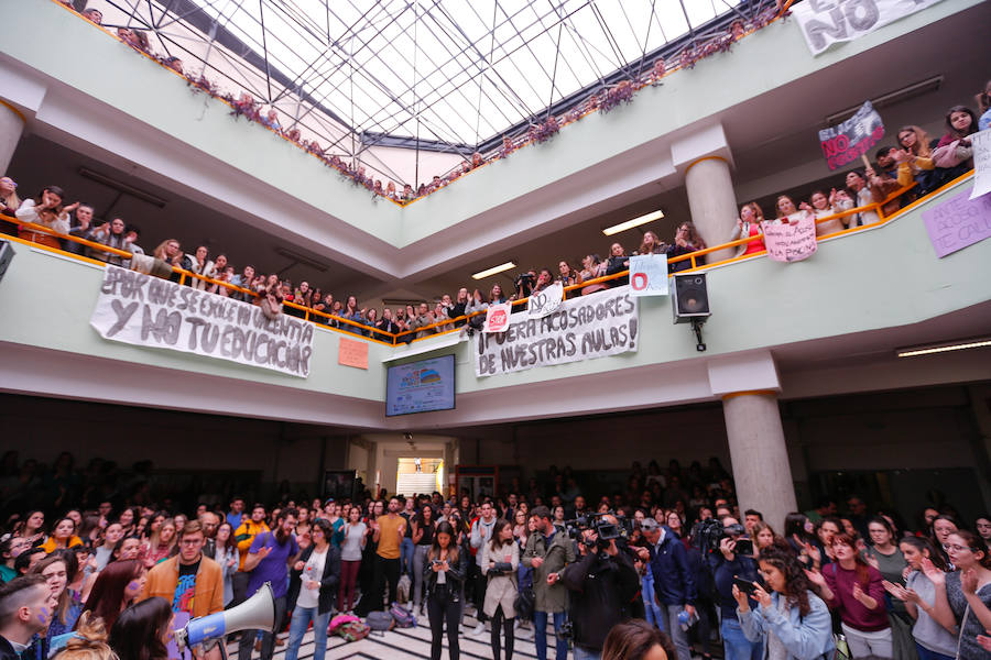 Masiva concentración en la facultad de Educación contra los presuntos casos de acoso denunciados en la facultad de Educación.