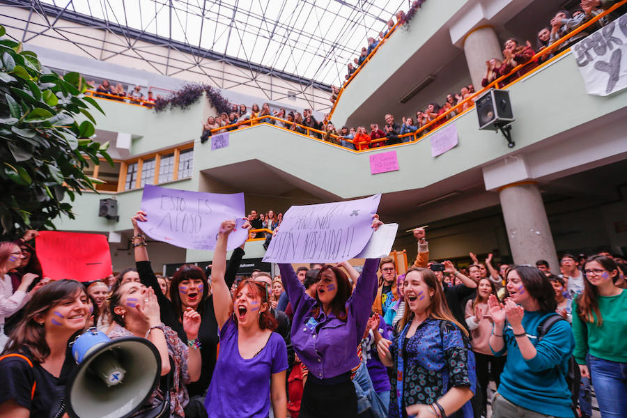 Masiva concentración en la facultad de Educación contra los presuntos casos de acoso denunciados en la facultad de Educación.