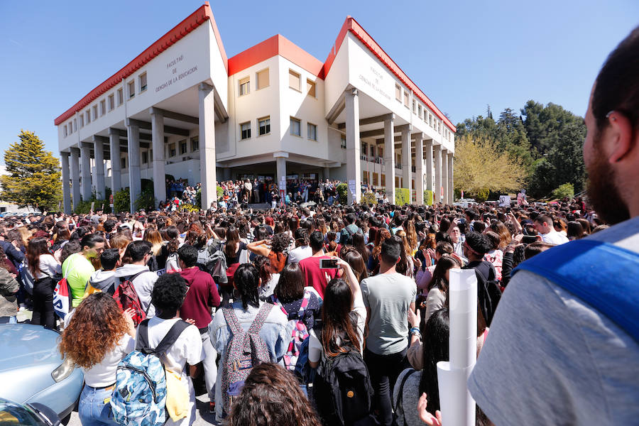 Masiva concentración en la facultad de Educación contra los presuntos casos de acoso denunciados en la facultad de Educación.