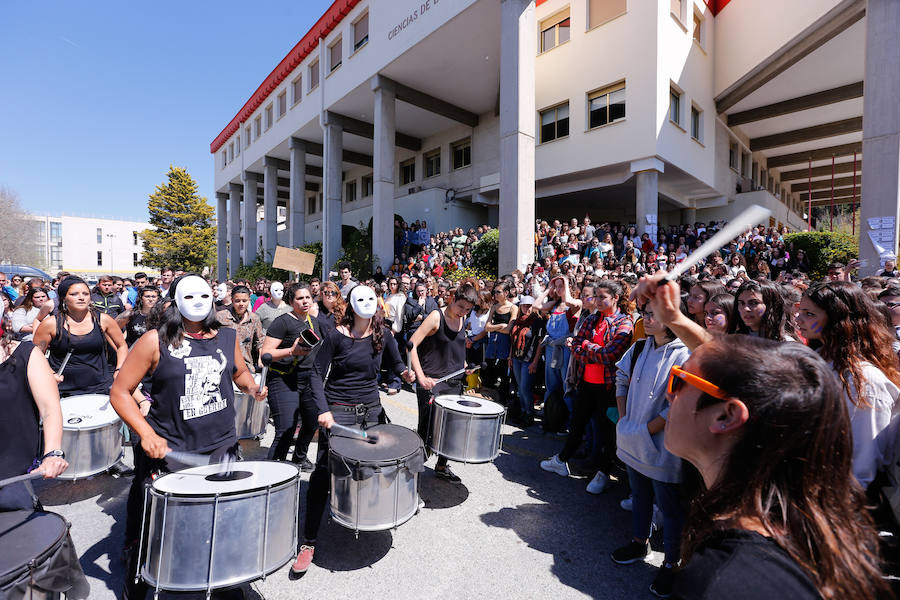 Masiva concentración en la facultad de Educación contra los presuntos casos de acoso denunciados en la facultad de Educación.